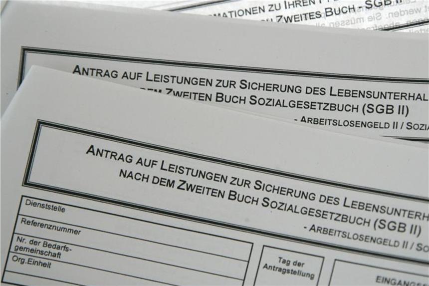 Anträge auf Bewilligung des Arbeitslosengeldes II im Jobcenter Berlin-Mitte. Foto: Peer Grimm