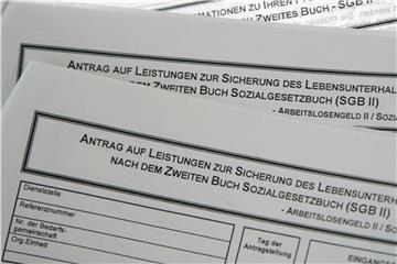 Anträge auf Bewilligung des Arbeitslosengeldes II im Jobcenter Berlin-Mitte. Foto: Peer Grimm