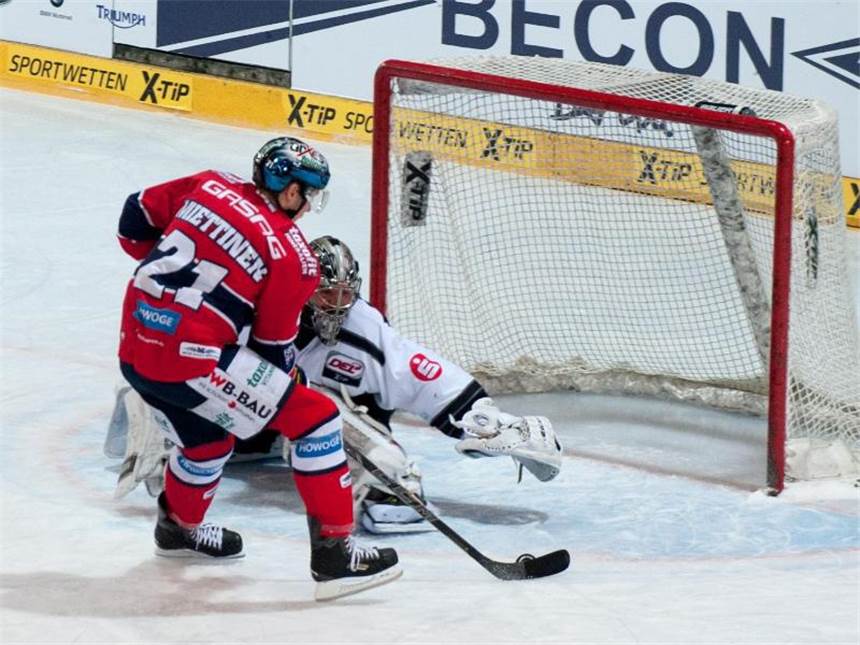 Berlin wahrt Viertelfinal-Chance - Krefeld gleicht aus Antti Miettinen (l) von den Eisbären Berlin erzielt das 5:1 gegen Goalie Jochen Reimer von den Ice Tigers. Foto: Oliver Mehlis