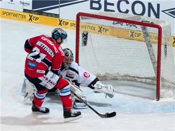 Antti Miettinen (l) von den Eisbären Berlin erzielt das 5:1 gegen Goalie Jochen Reimer von den Ice Tigers. Foto: Oliver Mehlis