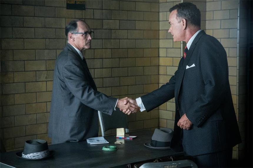 „Bridge Of Spies“ ist Geschichtsstunde vom Kalten Krieg Anwalt James Donovan (Tom Hanks, r.) will Rudolf Abel (Mark Rylance) vor dem Galgen bewahren.