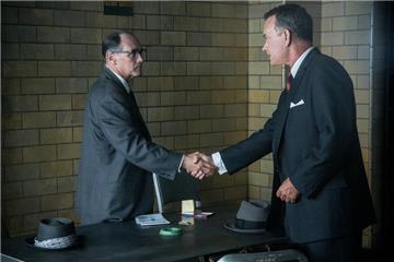 Anwalt James Donovan (Tom Hanks, r.) will Rudolf Abel (Mark Rylance) vor dem Galgen bewahren.