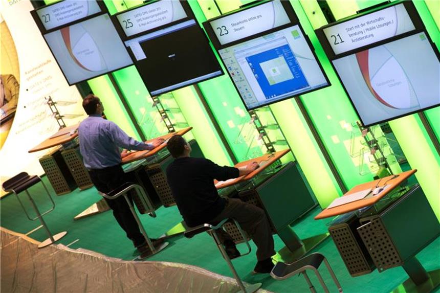 Elektrotechnik-Verband: Harter Wettbewerb um Fachkräfte Anwender arbeiten an einem Stand auf der Computermesse CeBIT in Hannover. Experten sind sich sicher: Der Bedarf an Fachkräften der Elektro- und Informationstechnik wird zunehmen. Foto: Julian Stratenschulte/Symbol