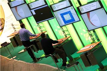 Anwender arbeiten an einem Stand auf der Computermesse CeBIT in Hannover. Experten sind sich sicher: Der Bedarf an Fachkräften der Elektro- und Informationstechnik wird zunehmen. Foto: Julian Stratenschulte/Symbol