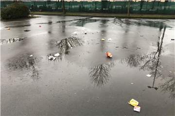 Anwohner ärgern sich über achtlos weggeworfene Fastfood-Verpackungen auf dem Parkplatz am Cappenberger See. Hier soll ein Treffpunkt der Tuning-Szene sein.