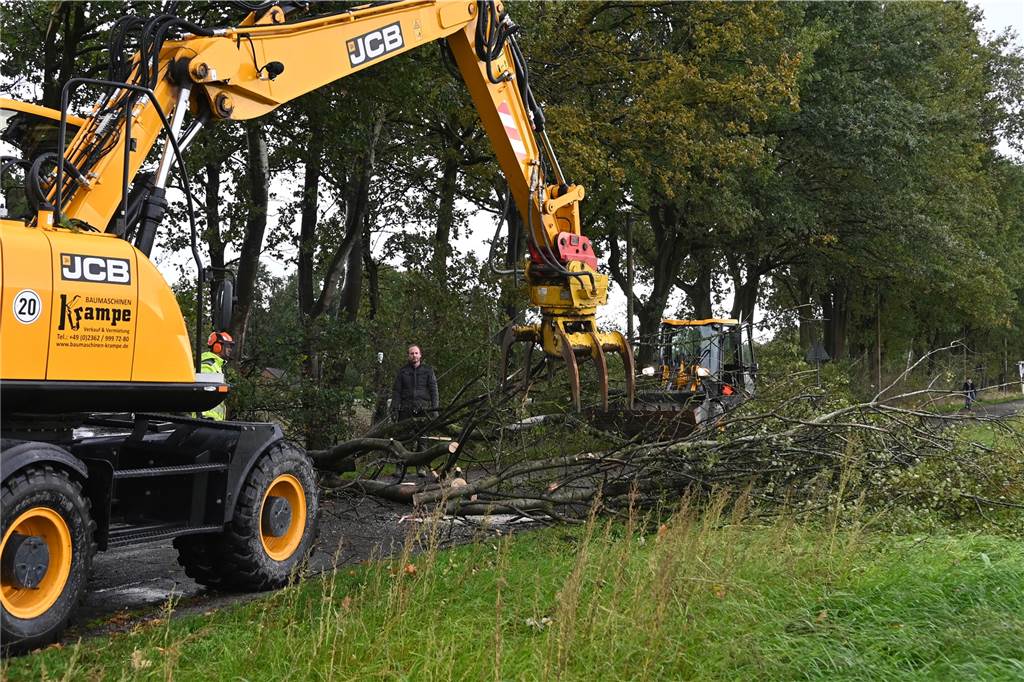 So wütete der Sturm über Dorsten (mit Fotostrecke & Video) Anwohner der Gälkenheide wurden selbst mit schwerem Gerät tätig.