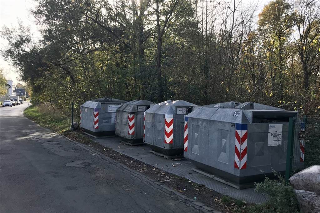 Anwohner der Straße Markhege fordern ein Verlegen der Depotcontainer. Es gäbe geeignetere Standorte, sagen sie.
