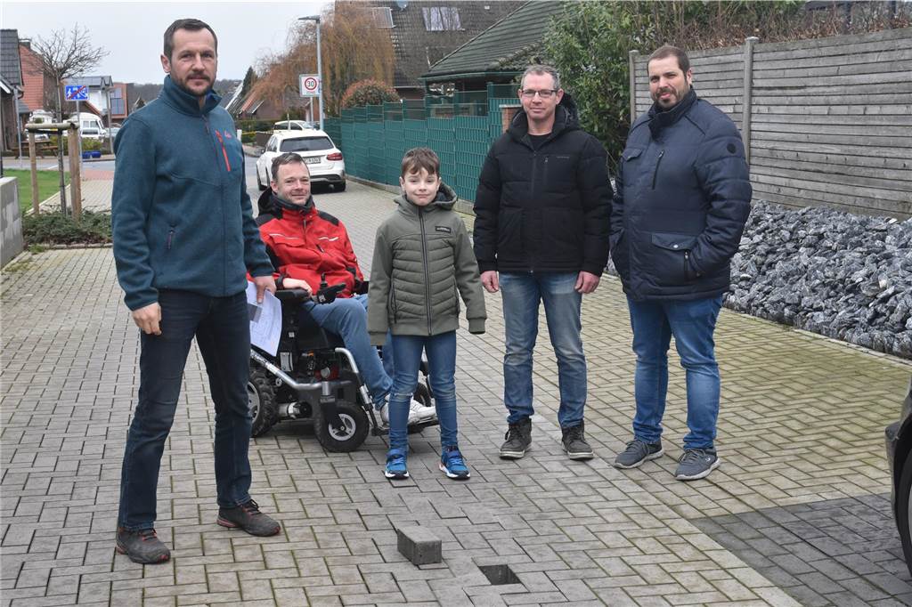 Anwohner des Melrosewegs in Sorgen: Straße in schlechtem Zustand Anwohner des Melrosewegs stehen vor einem Loch im Pflaster.