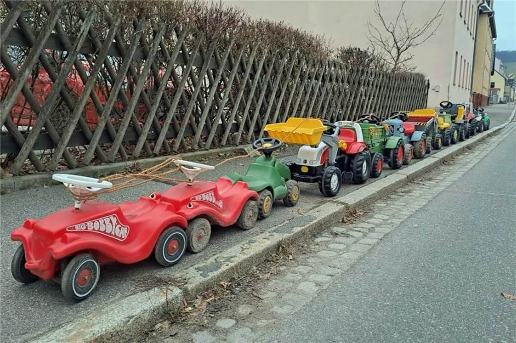 Werner Landwirte schließen sich Protestfahrt nach Unna und Soest an Anwohner bekunden ihre Solidarität mit den Landwirten und stellen Bobby Cars und andere Kinder-Fahrzeuge in Reihe auf.