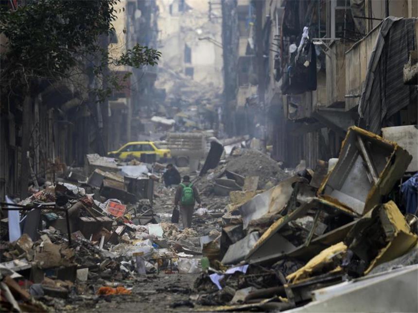 Sicherheitskonferenz: Kurs der Trump-Regierung bleibt unklar Anwohner im schwer beschädigten Bezirk Salaheddine in Ost-Aleppo, der bis vor einigen Wochen von Rebellen kontrolliert wurde. Foto: Hassan Ammar