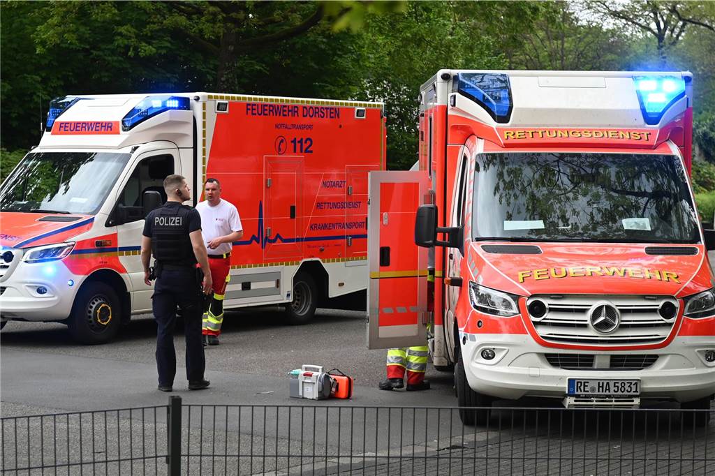Vor den Augen der Kinder: Ehemann sticht mit Messer auf seine Frau ein Rettungswagen in Barkenberg