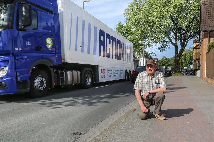 Traktoren, LKW und Raser: Verkehrslawine erdrückt Anwohner Anwohner Siegmund Fenner möchte eine Entschärfung des Verkehrs auf der Hostedder Straße erreichen.