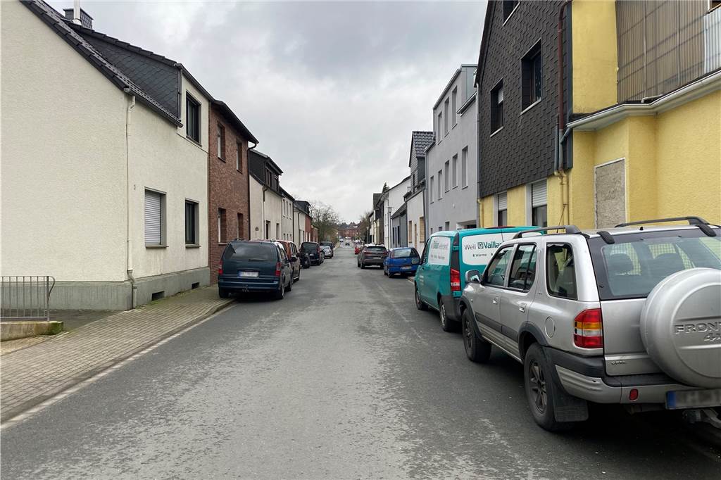 Verkehrschaos auf der Annabergstraße: „Einfach ätzend, da lang zu fahren“ Anwohner stehen mit ihren Autos in der Philippistraße auf beiden Seiten der Straße. Viele Parkmöglichkeiten gibt es nicht.