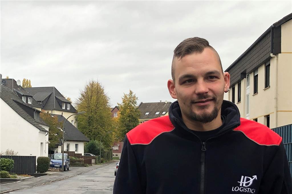 Emscherallee-Baustelle: Dortmunder nutzen diese illegale Abkürzung Anwohner Thomas Niehues ärgert sich über das Verkehrschaos auf der Hünefeldstraße – als dieses Foto entstand, war noch alles ruhig.
