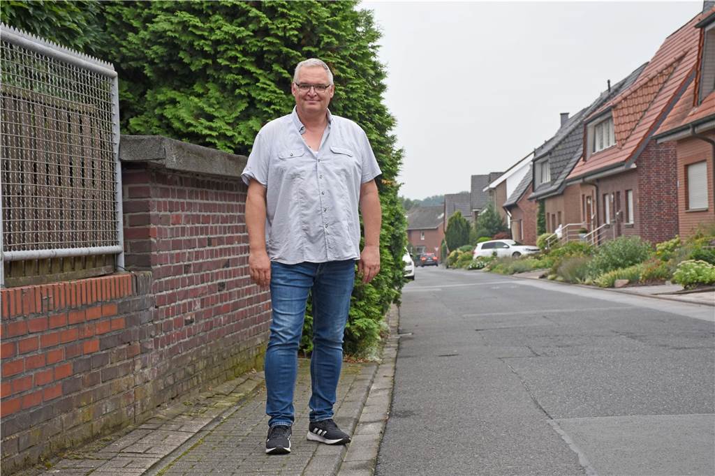 Kaskampstraße in Südkirchen: Ärger über das Nadelöhr für Fußgänger Anwohner Thomas Quante wünscht sich bessere Hinweise auf das Tempo-30-Limit auf der Kaskampstraße. Viele Autofahrer seien zu schnell unterwegs und Fußgänger hätten nur wenig Platz entlang der Straße, sagt Quante.
