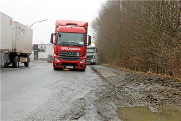 Anwohner und Firmenchefs im Wahrbrink sind trotz angekündigter Besserungsmaßnahmen der Stadt, frustriert über die Verkehrs- und LKWsituation im Wahrbrink. Schlamm auf den Straßen, parkende LKW und Müll