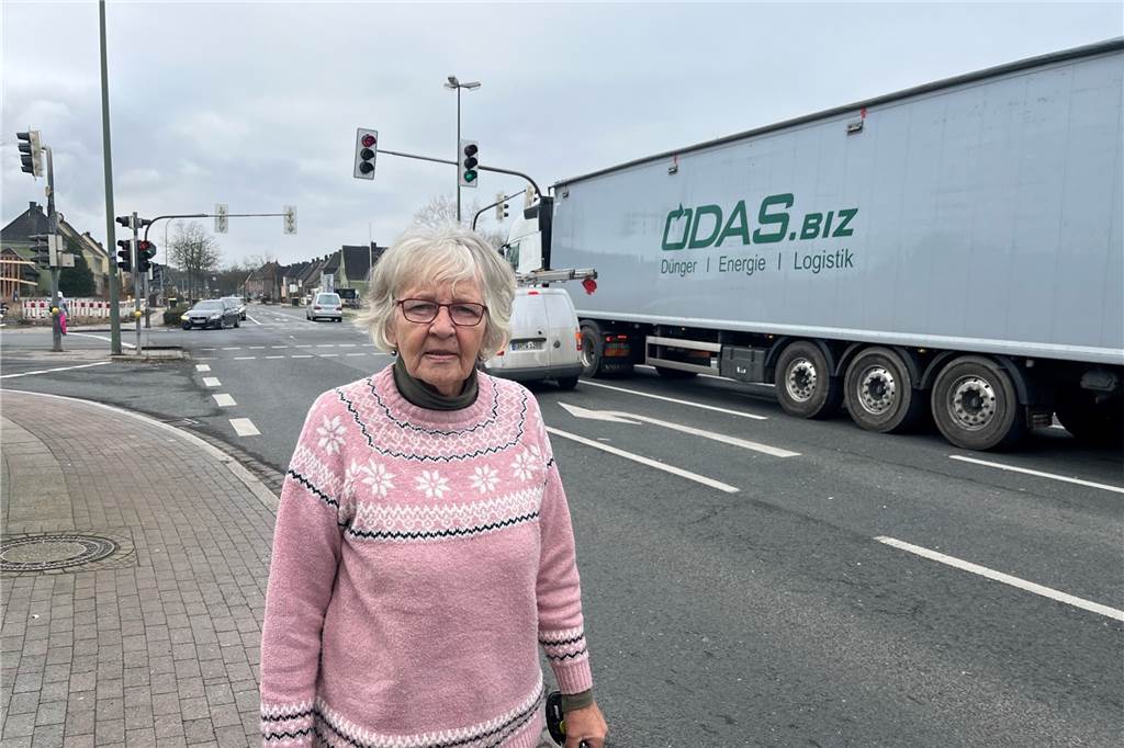 Bergkamen verlangt Lösung für Verkehrslärm durch die Surfworld Sigrun Wedemeyer steht an der Jockenhöfer-Kreuzung.