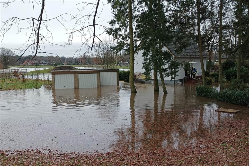 Hochwasser: Gebäude wurden evakuiert - Schaden noch nicht absehbar Anwohner wurden evakuiert.