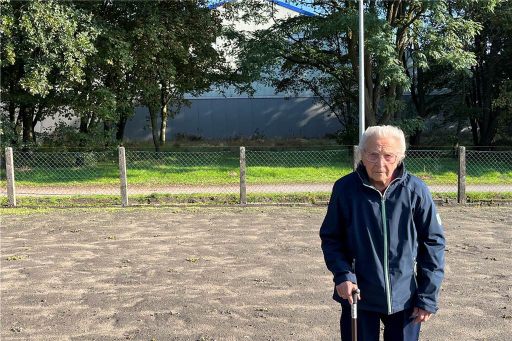 Pläne für zweite Tennishalle: Gutachter soll Lärmbelästigung untersuchen Anwohnerin Elisabeth Bilke hatte sich wegen der Lärmbelästigung, die von der Tennishalle in Olfen ausgeht, beschwert.
