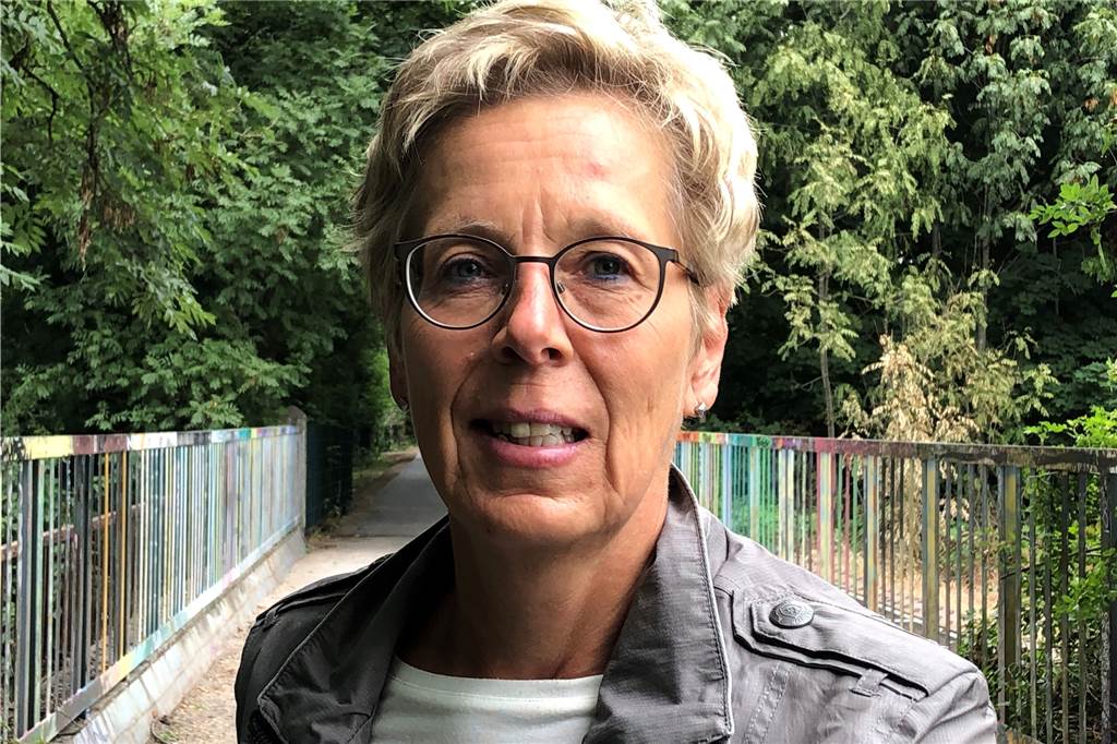 Anwohnerin Sabine Widdermann würde sich wünschen, dass der Radweg bis in die Innenstadt weiterführt.
