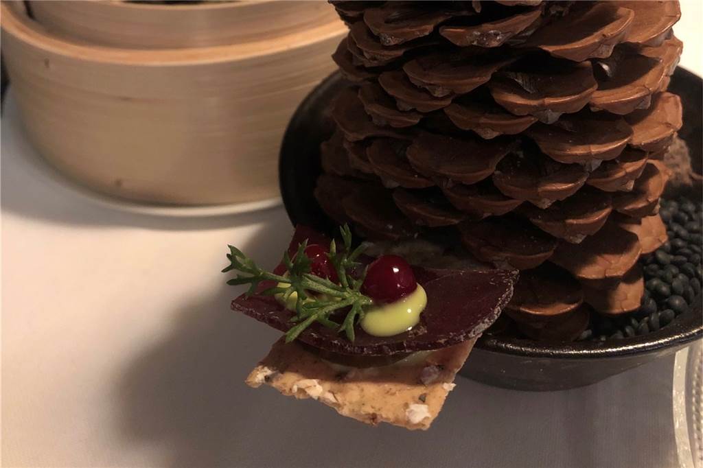 Nebel-Austern und dekonstruiertes Snickers: Die Sterne-Küche des Iuma im Test Apero im IUMA