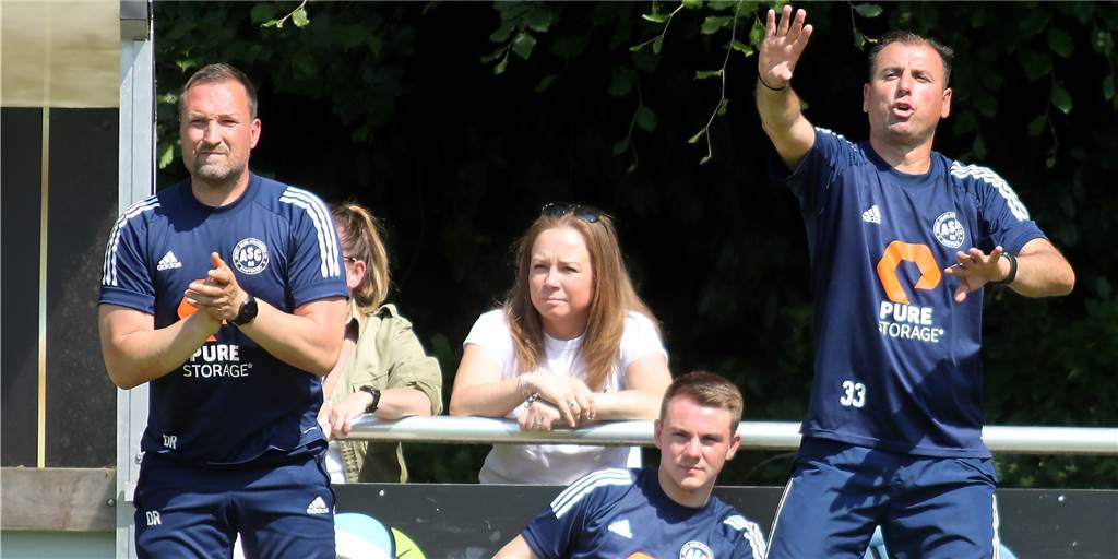 Aplerbecker Offensivspieler erlebte viele Rückschläge - jetzt hat er vor allem einen Wunsch Aplerbeck-Trainer Antonios Kotziampassis (r.) freut sich über einen Rückkehrer.