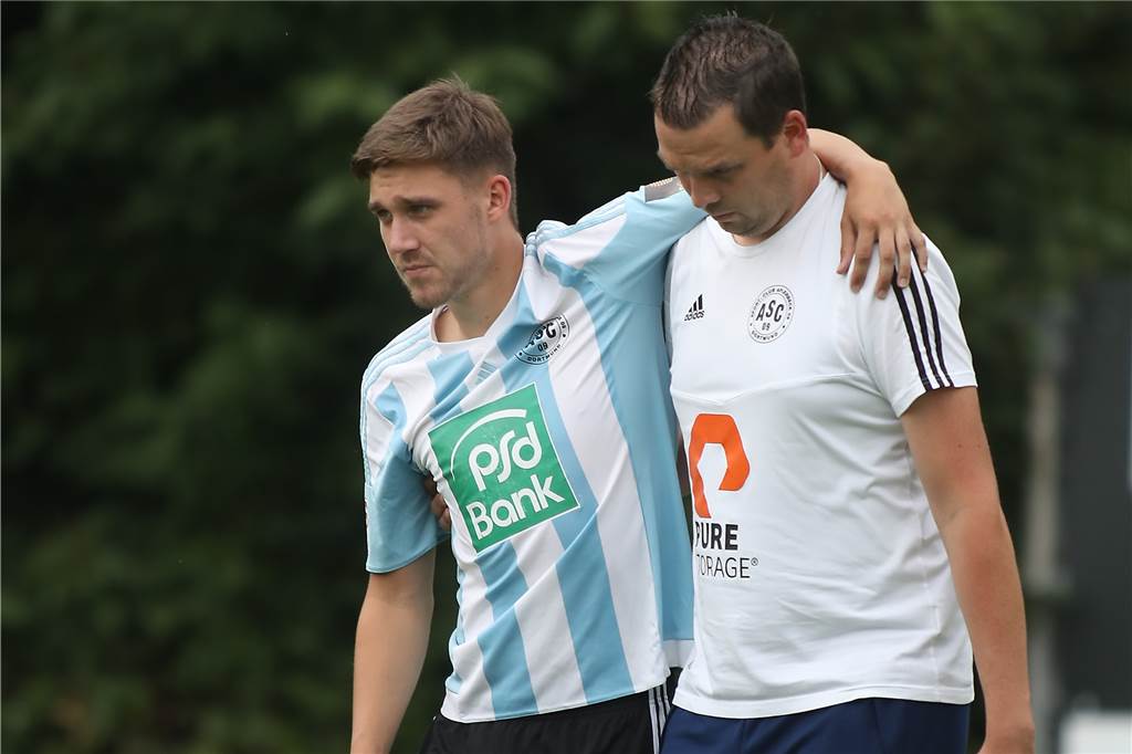 Krankenwageneinsatz bei Aplerbecker Niederlage: ASC-Spieler muss ins Krankenhaus Aplerbecks Florian Rausch (l.) musste nach dem Spiel bei den Sportfreunden Siegen ins Krankenhaus