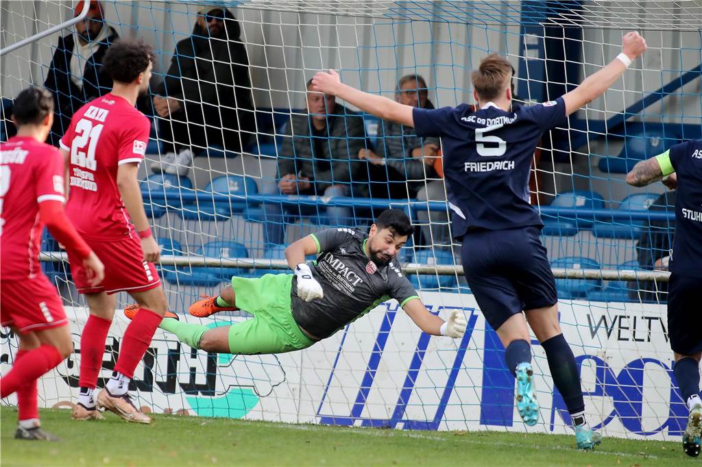 Aplerbecks Jan-Patrick Friedrich jubelt bereits, Türkspors Muhammed Acil hat das Nachsehen beim 1:0 des ASC.