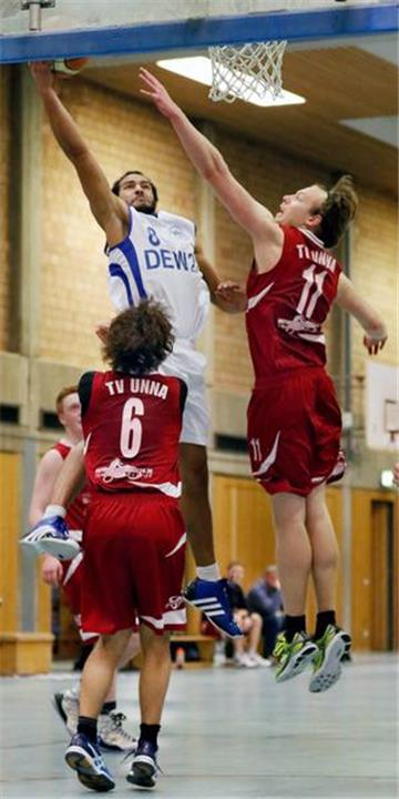 Aplerbecks Miles Foster (l.) war mit 19 Punkten bester Werfer der Dortmunder gegen Unna