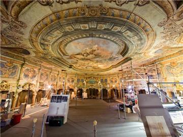 «Apollo und die neun Musen» schweben nach abgeschlossener Konservierung und Restaurierung über dem Markgräflichen Opernhaus in Bayreuth. Foto: Daniel Karmann