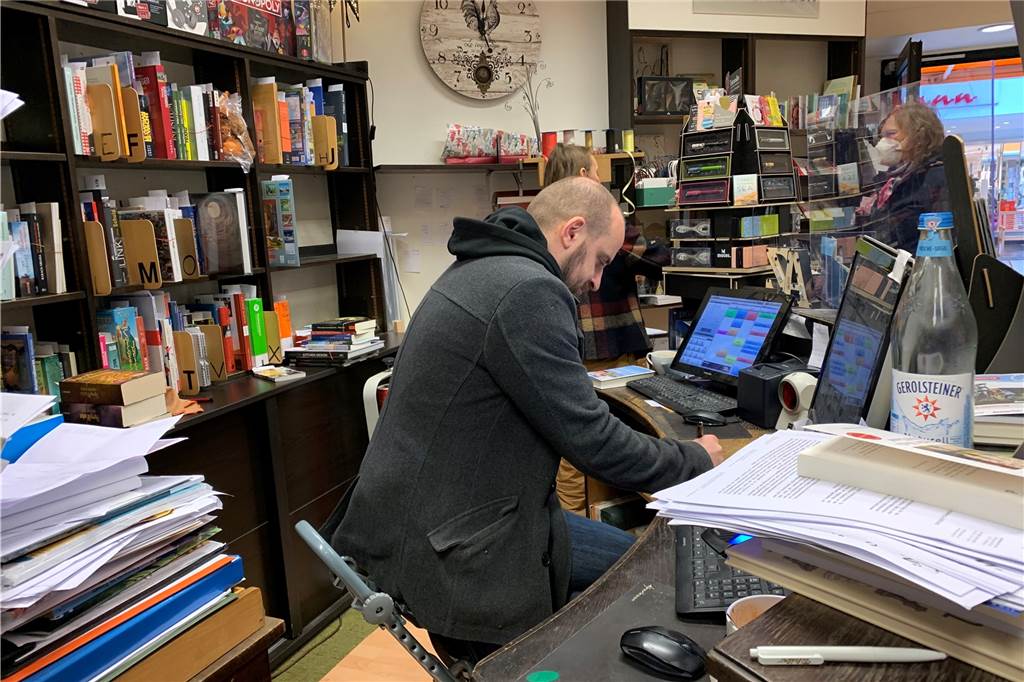 Dorstens Einzelhändler sind auf Zack - Verkauf geht weiter im Lockdown Apolonius Parrenin, Inhaber der Buchhandlung König, wird nach dem Lockdown weiter für seine Kunden da sein.