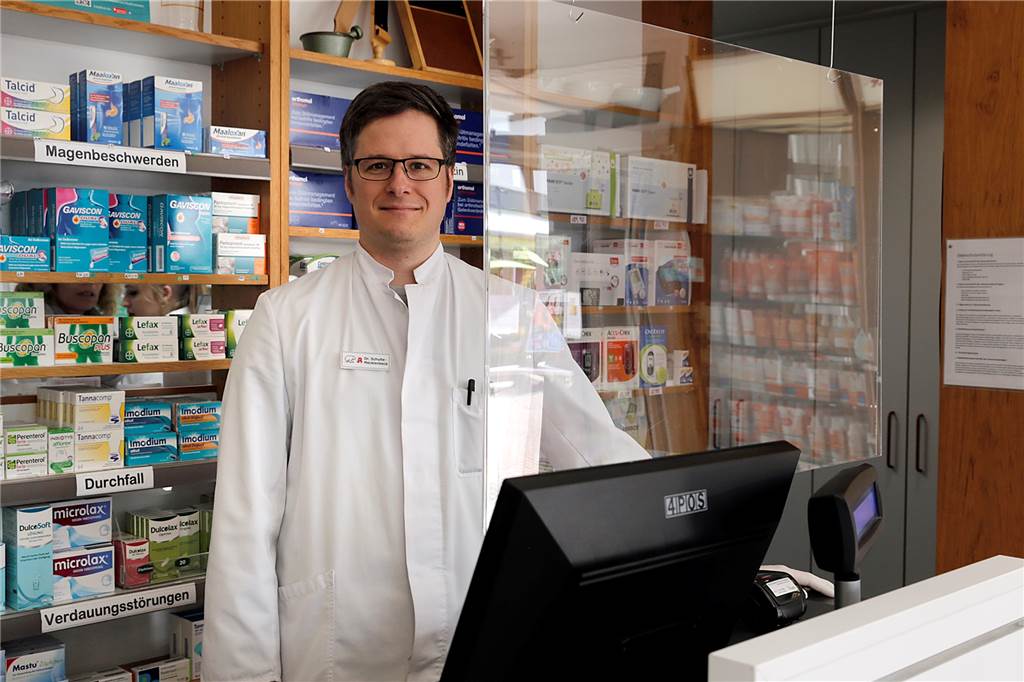 Plötzliches Ende kostenloser Corona-Tests: „Das ist eine einzige Frechheit“ Apotheker Dr. Philipp Schulte-Mecklenbeck kritisiert die neue Testverordnung. Er führt die Teststelle vor der Bären-Apotheke an der Rekumer Straße.