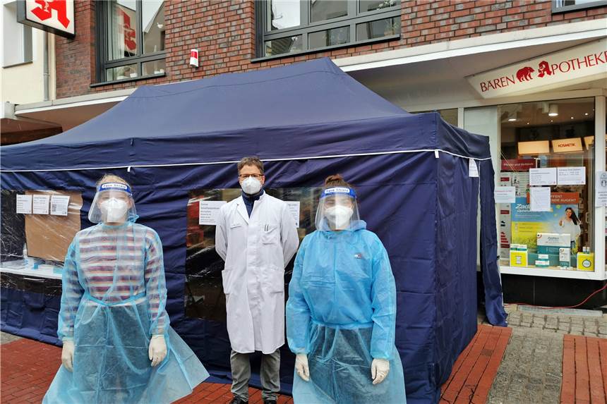 Halterner können sich testen lassen: Schnelltest-Zentrum hat eröffnet Apotheker Dr. Philipp Schulte-Mecklenbeck (M.) testet mit seinem Team vor der Bären-Apotheke auf das Coronavirus per Schnelltest.