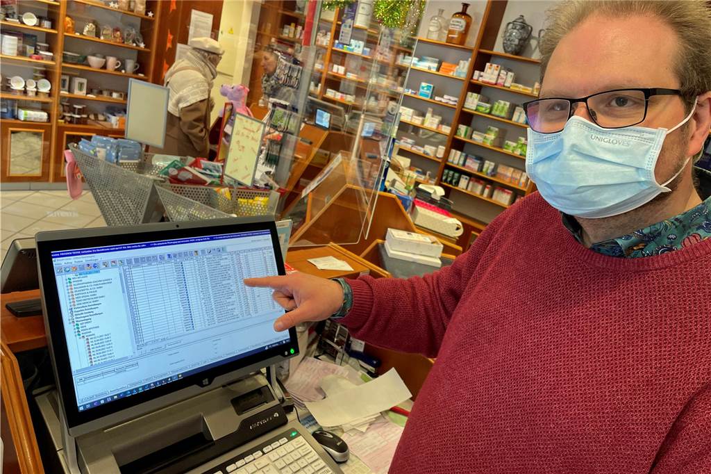 Medikamenten-Mangel: Apotheker blicken skeptisch auf Gesetzentwurf Apotheker Friederich Schneider zeigt auf seine Bestellliste. Zahlreiche Medikamente sind nicht oder nur schwer zu bekommen.