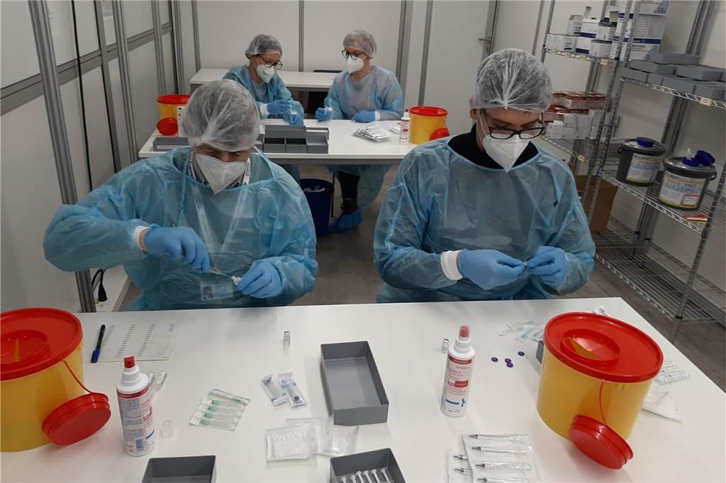 Ein Castrop-Rauxeler Arzt und eine besondere Massen-Impfung vor 50 Jahren Apotheker und PTA bereiten im Impfzentrum in Recklinghausen die Spritzen vor. Besonders vorsichtig müssen sie bei dem Impfstoff von Biontech sein.