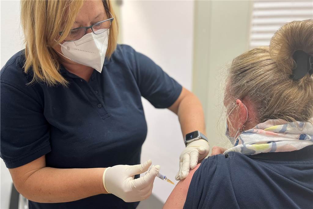 Grippe-Impfung in der Apotheke: Trotz Erlaubnis ist das Angebot begrenzt Apothekerin Claudia Hübner setzt die Spritze mit der Grippeschutzimpfung in der Rosen Apotheke in Schwerte.