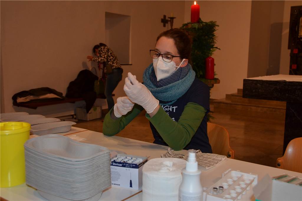 Halterner Hausarzt impft in der Kirche - Patienten sind glücklich Apothekerin Elisabeth Pöter von der Lambertus-Apotheke zog im Altarraum die Spritzen mit dem Impfstoff auf.