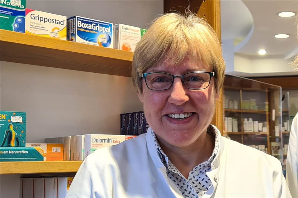 Diabetesmedikament Ozempic fehlt auch in Ahauser Apotheken Maria Luise Nienhaus steht vor einem Medikamentenregal und schaut in die Kamera