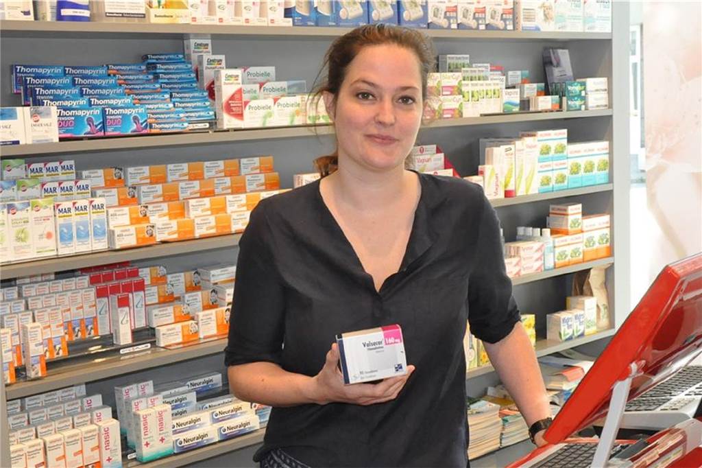 Apotheker aus Schwerte mahnt: „Wir müssen uns wieder rücksichtsvoller verhalten“ Apothekerin Sarah Doll sagt: „Grundsätzlich sind wir bereit zu helfen.“ Doch es sei auf die Schnelle nicht machbar, Apotheker entsprechend fortzubilden.