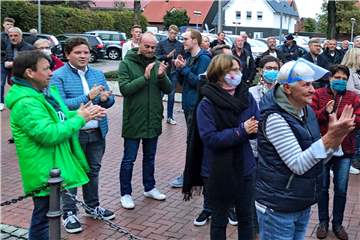 Applaus auf dem Rathausvorplatz – soeben ist das Gesamtergebnis auf dem Bildschirm aufgetaucht. Dieter Berkemeier wurde zum Bürgermeister gewählt.