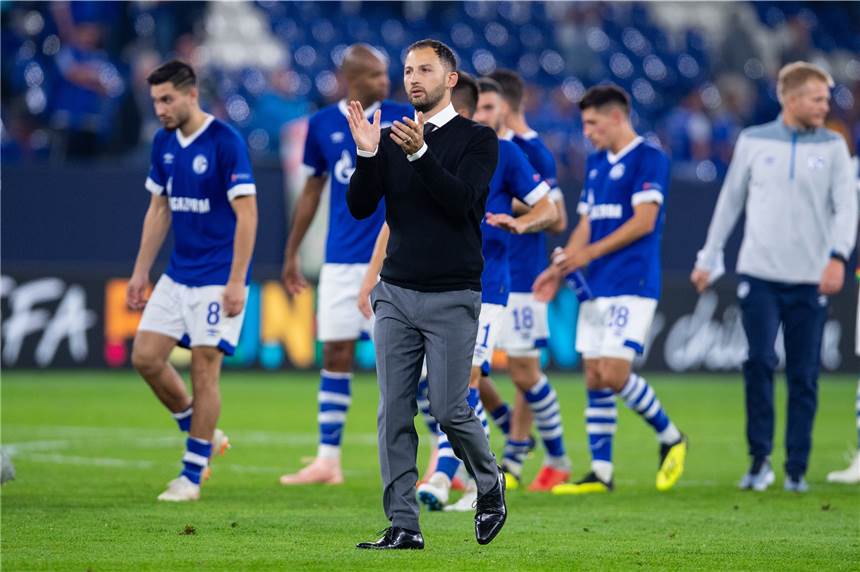 Schalke macht sich Mut - auch für die Bundesliga Applaus für seine Mannschaft und für die Schalker Fans: Trainer Domenico Tedesco sieht die Königsblauen auf einem guten Weg nach dem Unentschieden gegen den FC Porto.