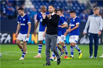Applaus für seine Mannschaft und für die Schalker Fans: Trainer Domenico Tedesco sieht die Königsblauen auf einem guten Weg nach dem Unentschieden gegen den FC Porto.