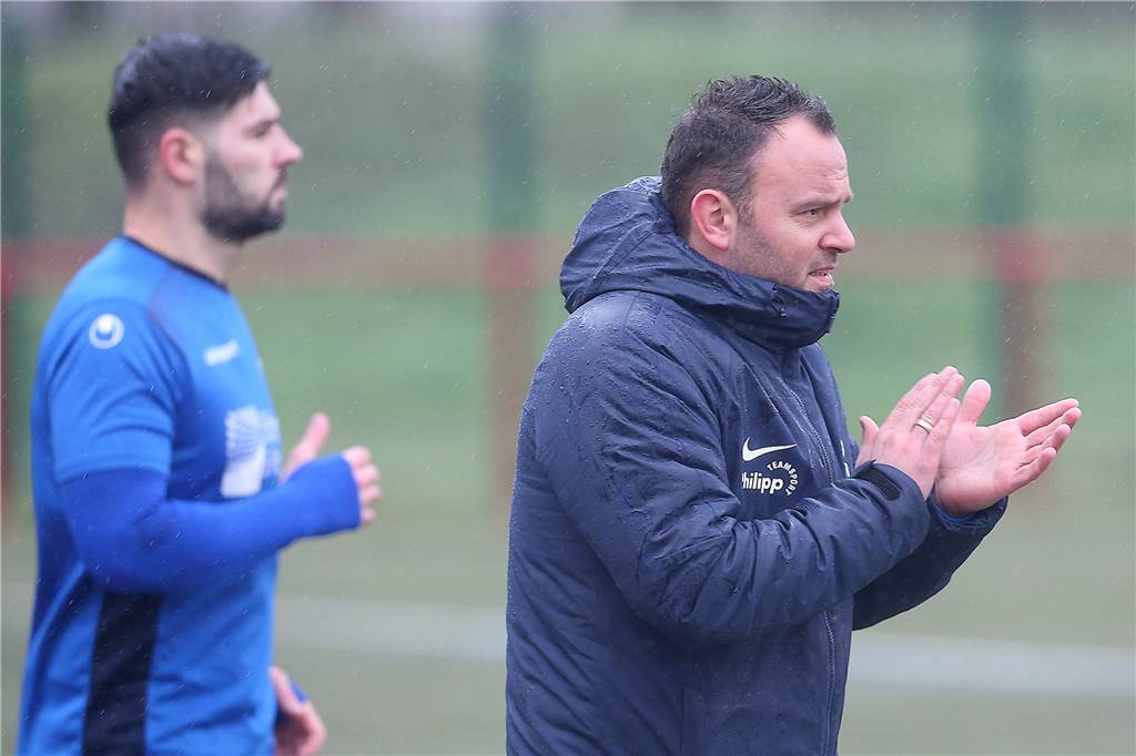 Castrop-Rauxeler Vorzeige-Teams stehen bei 2G besser da als der FC Bayern Applaus von Jimmy Thimm: Alle seiner Spieler beim FC Frohlinde sind geimpft.
