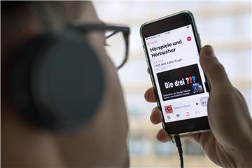 Apple Music hat seine Hörspiel-Rubrik ausgebaut und bietet nun auch Klassiker wie „Die drei ???“ zum Anhören an. Foto: Alexander Heinl/dpa-tmn