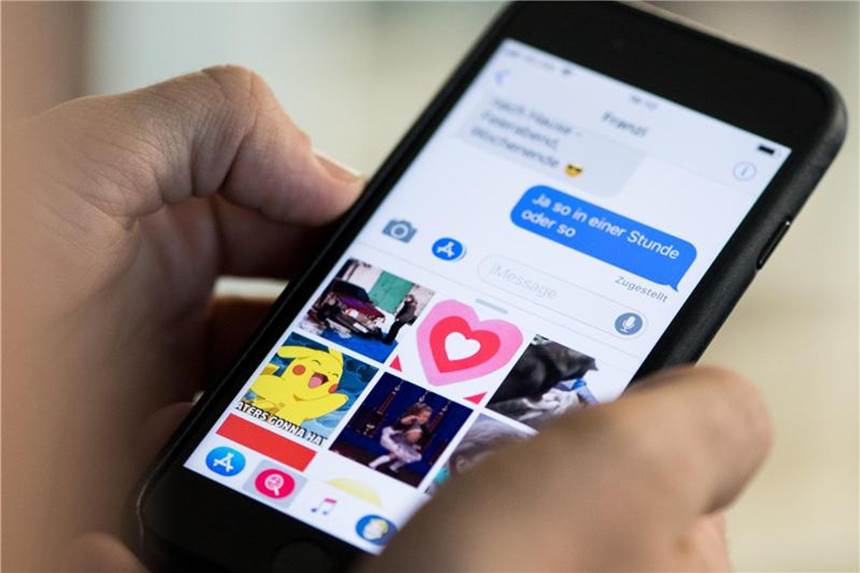 Bei iMessage Gif-Animationen einfügen Apples iMessage hat jetzt auch in Deutschland eine integrierte Suchfunktion für animierte Gif-Bildchen. Foto: Franziska Gabbert/dpa-tmn