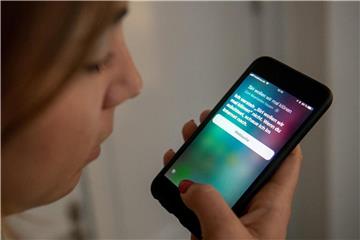 Apples Sprachassistentin Siri wird immer wieder dafür kritisiert, dass sie schlechter funktioniere als ihre Konkurrenten Google Assistant und Alexa von Amazon. Foto: Daniel Reinhardt