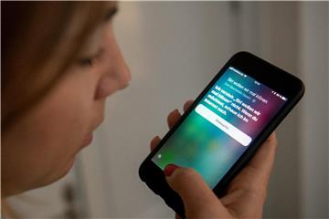 Apples Sprachassistentin Siri wird immer wieder dafür kritisiert, dass sie schlechter funktioniere als ihre Konkurrenten Google Assistant und Alexa von Amazon. Foto: Daniel Reinhardt
