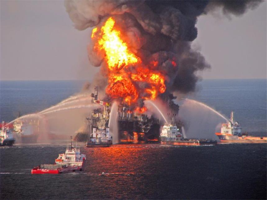 BP droht Strafe von 13,7 Milliarden Dollar April 2010: Die brennende Ölplattform «Deepwater Horizon» im Golf von Mexiko. Foto: US Coast Guard