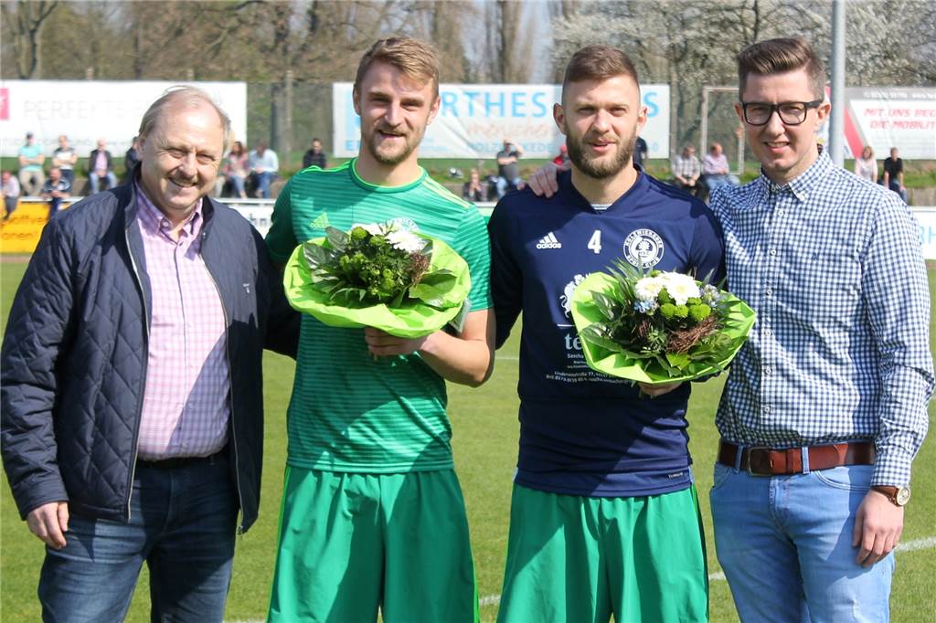Duell der alten Weggefährten Mirco Gohr und Justin Pfaff: „Elfer waren nie seine Spezialität“ April 2019: Udo Speer (l.), der damals noch Vize des damaligen HSC-Präsidenten Sebastian Benett (r.) war, ehrten Mirco Gohr (2.v.l.) und Justin Pfaff für 100 Spiele im Dress des Holzwickeder SC.