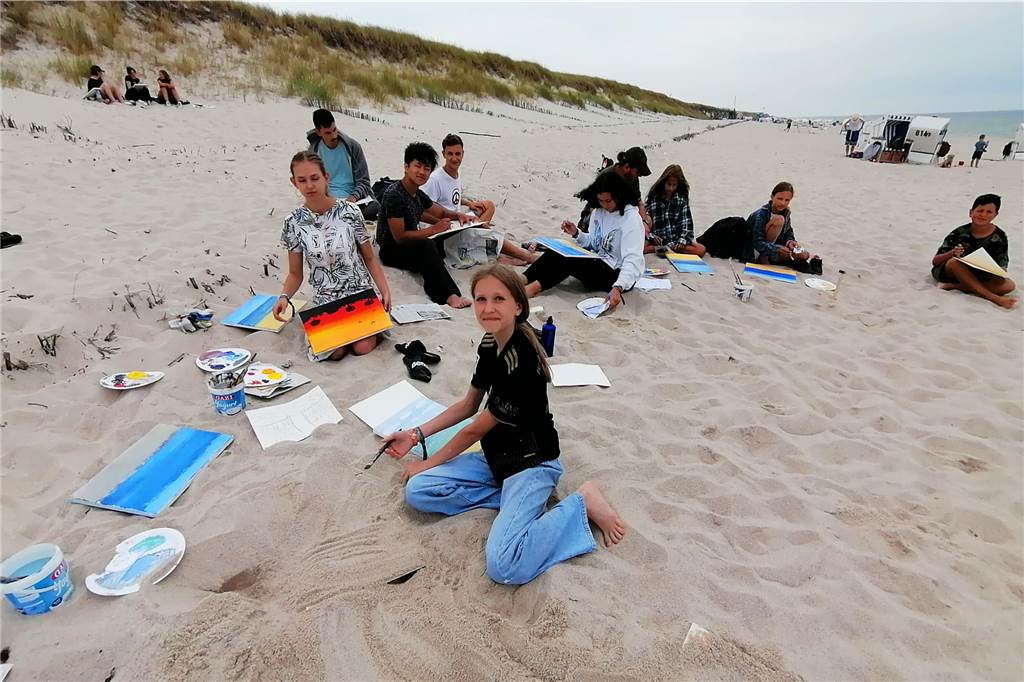 Wirre Zugfahrt: Gymnasium brauchte elf Stunden von Sylt nach Dortmund Aquarellmalerei am Strand war einer von einer ganzen Reihe Workshops am Mittwoch der Schulfahrt des Heinrich-Heine-Gymnasiums auf Sylt.